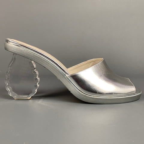 SIMONE ROCHA Sandalias tipo mule con tacón tallado en cuero plateado talla 8