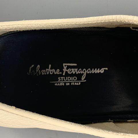 SALVATORE FERRAGAMO Sammy Talla 11 Mocasines sin cordones de cuero perforado color marfil
