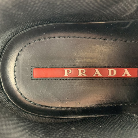PRADA Talla 8.5 Zapatillas de deporte con cordones gruesos de cuero y malla en negro y burdeos