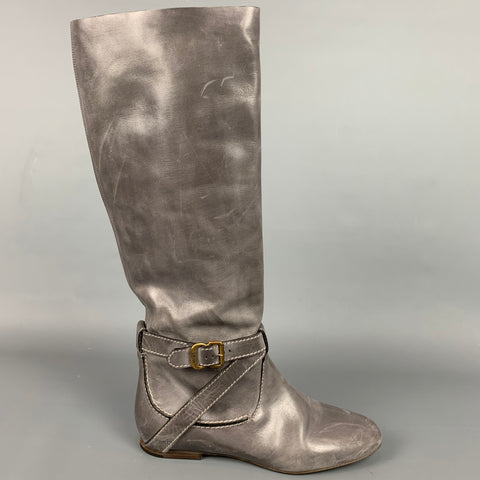 CHLOE Talla 8.5 Botas Julie con correa en el tobillo desgastada de cuero gris