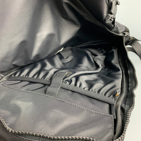 Mochila balística de nailon de 20 L con ribete de ante y materiales mixtos en negro VISVIM