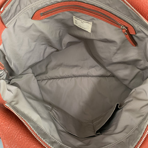 BRUNELLO CUCINELLI Bolso tote de piel esmaltada en color coral y marroquinería