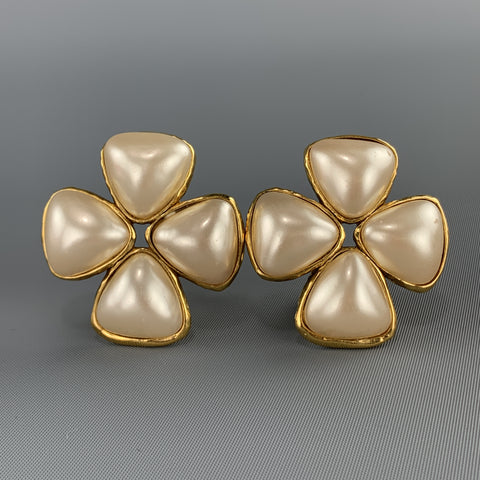 Pendientes con clip en racimo de flores de perlas sintéticas de oro CHANEL 1991