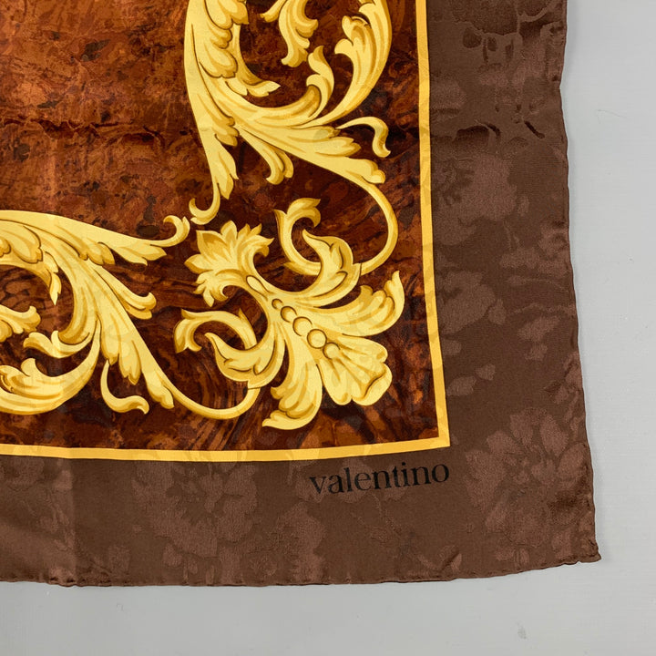 VALENTINO Foulard carré marbré en soie marron et doré