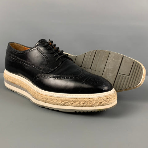 PRADA Taille 10 Chaussures à lacets en cuir perforé noir et blanc