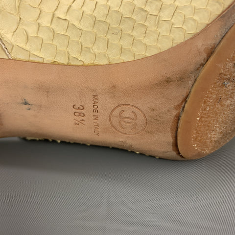 CHANEL Talla 8.5 Zapatos de tacón CC con tira trasera en piel de serpiente de color amarillo pastel