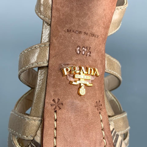PRADA Talla 6.5 Sandalias de tacón con plataforma de cuero color topo y beige