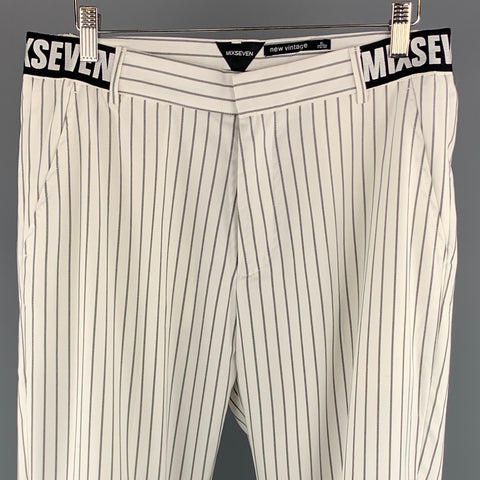 MIXSEVEN Taille XL Pantalon décontracté en sergé à fines rayures blanc et gris