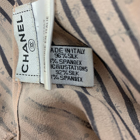 CHANEL M2008 03A Talla 8 Top informal con cintura imperio y rayas de seda gris rosa