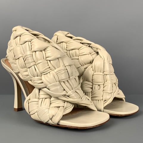 BOTTEGA VENETA Sandalias de tacón de cuero tejido Intrecciato blanco roto Talla 7