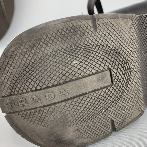 PRADA Talla 8.5 Zapatillas de deporte con cordones gruesos de cuero y malla en negro y burdeos