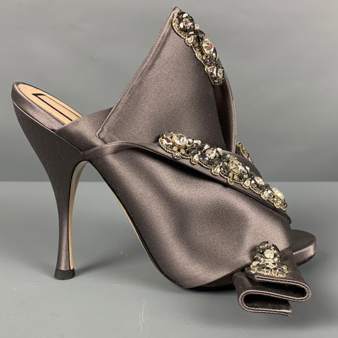 N°21 Mules de salón con pedrería de seda gris talla 9