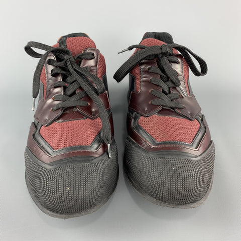 PRADA Talla 8.5 Zapatillas de deporte con cordones gruesos de cuero y malla en negro y burdeos