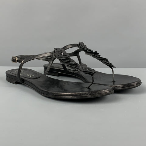 CHANEL Talla 7.5 Sandalias planas con apliques de flores de cuero negro