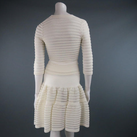 ALAIA Conjunto de falda con volantes y cuello redondo de punto de malla color crema talla M