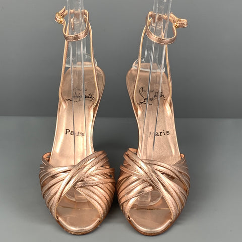 CHRISTIAN LOUBOUTIN Talla 7 Sandalias con tira al tobillo metálica de cuero rosa