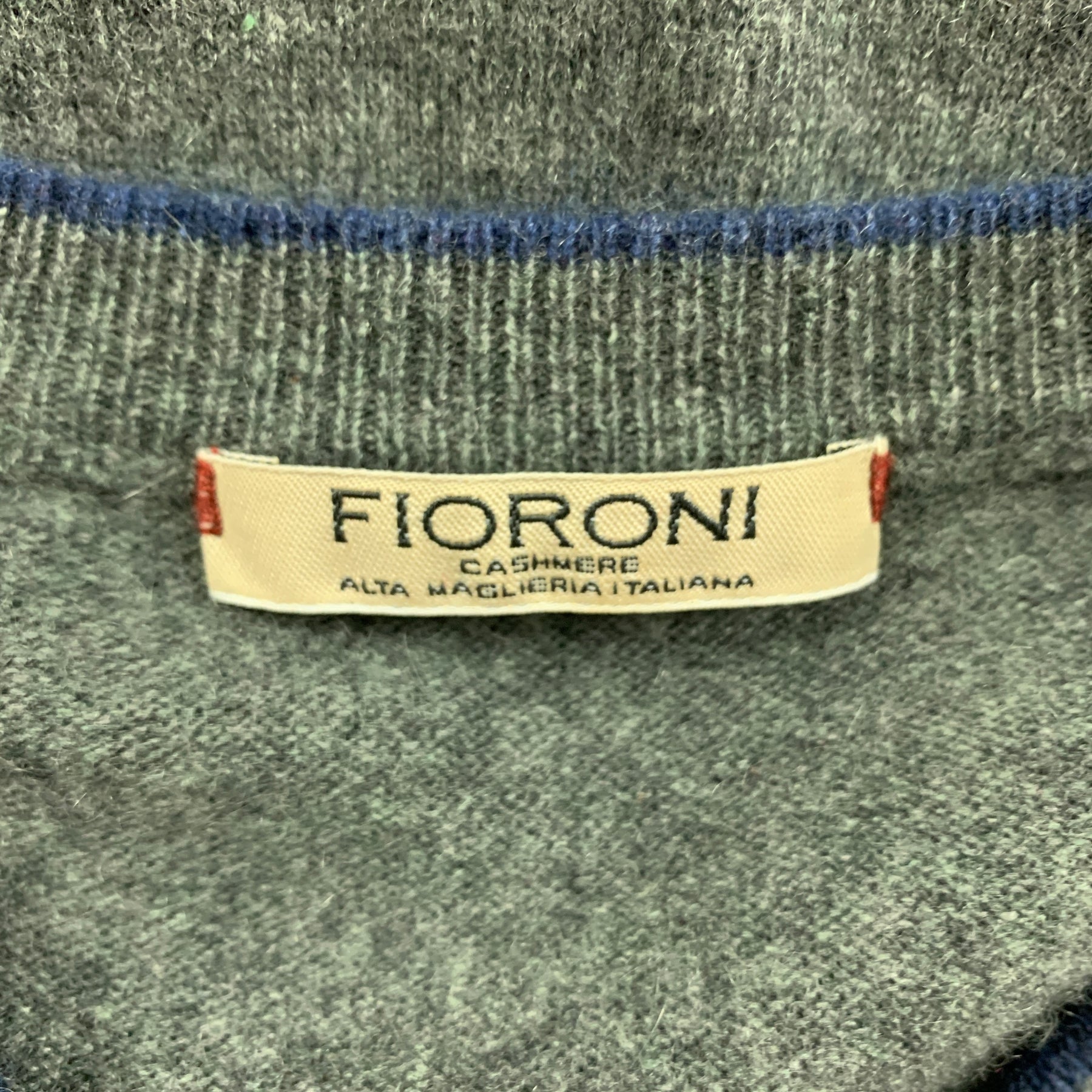 FIORONI Size M Grey Heather Cashmere V-Neck Pullover – Sui Generis