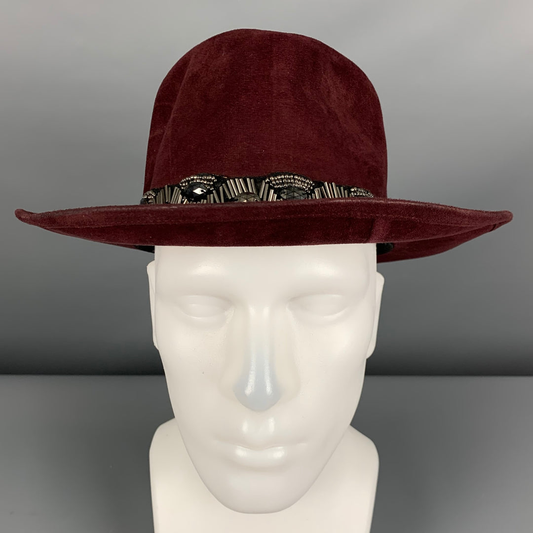 Sombrero con cuentas POK en color burdeos