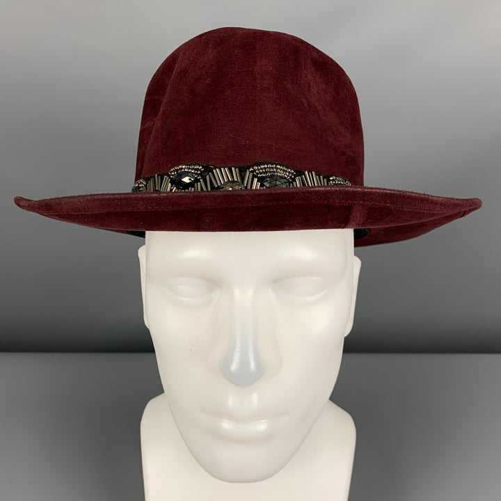 Sombrero con cuentas POK en color burdeos