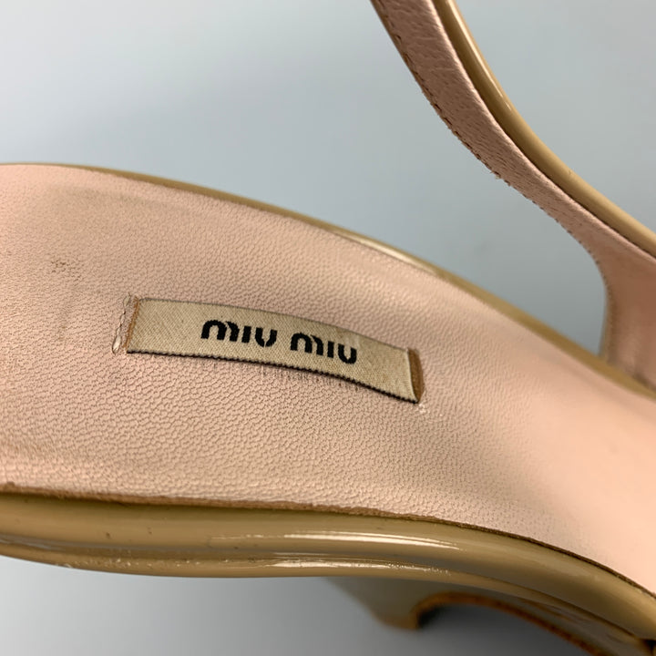 MIU MIU Talla 5.5 Zapatos de tacón de charol beige y dorado