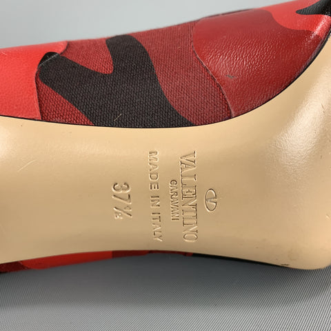 VALENTINO Zapatos de tacón Rockstud en punta de camuflaje rojo talla 7.5
