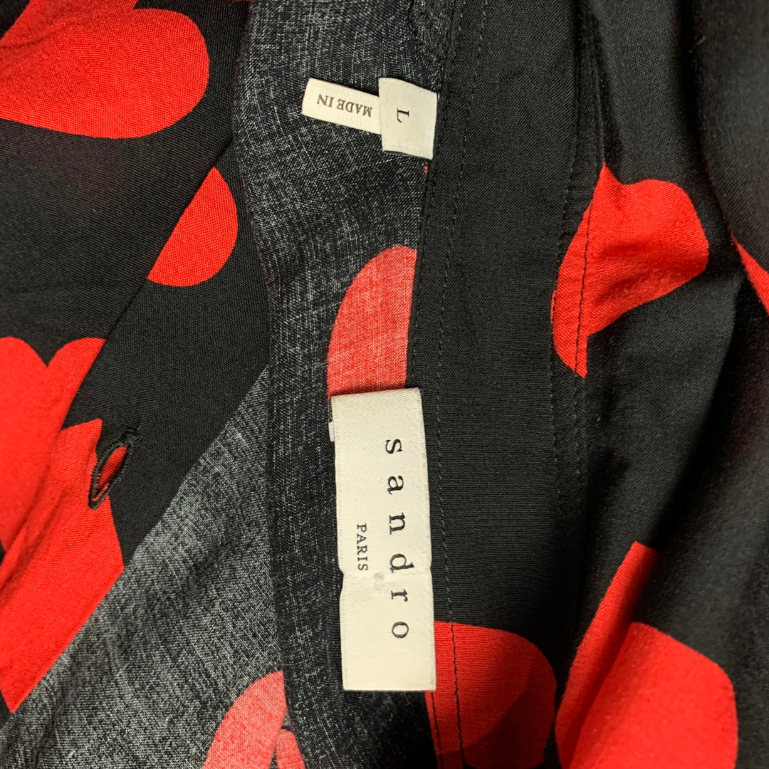 SANDRO Camisa de manga corta con botones de viscosa con estampado de corazones en negro y rojo talla L