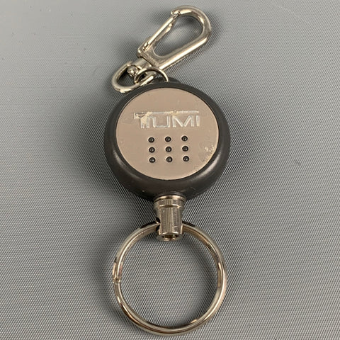 Porte-clés en métal argenté TUMI