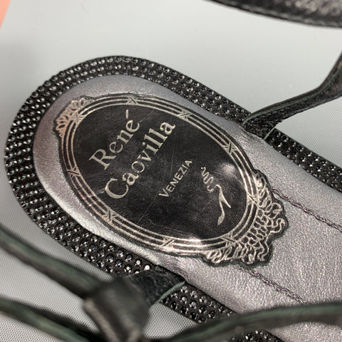 RENE CAOVILLA Talla 4 Sandalias con tachuelas de cristal y correa en T rosa de cuero negro
