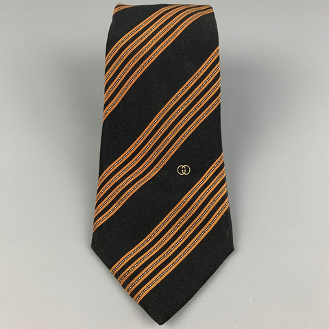 Corbata de seda con rayas diagonales en negro y tostado de GUCCI