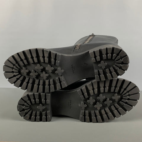 PRADA Talla 8 Botas con cinturón liso de cuero negro