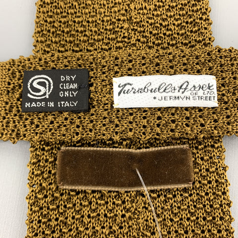 TURNBULL &amp; ASSER Cravate en tricot texturé en soie marron moutarde
