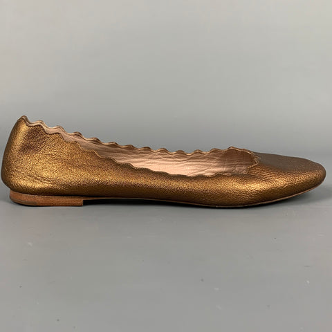 CHLOE Bailarinas con borde festoneado de cuero dorado talla 9