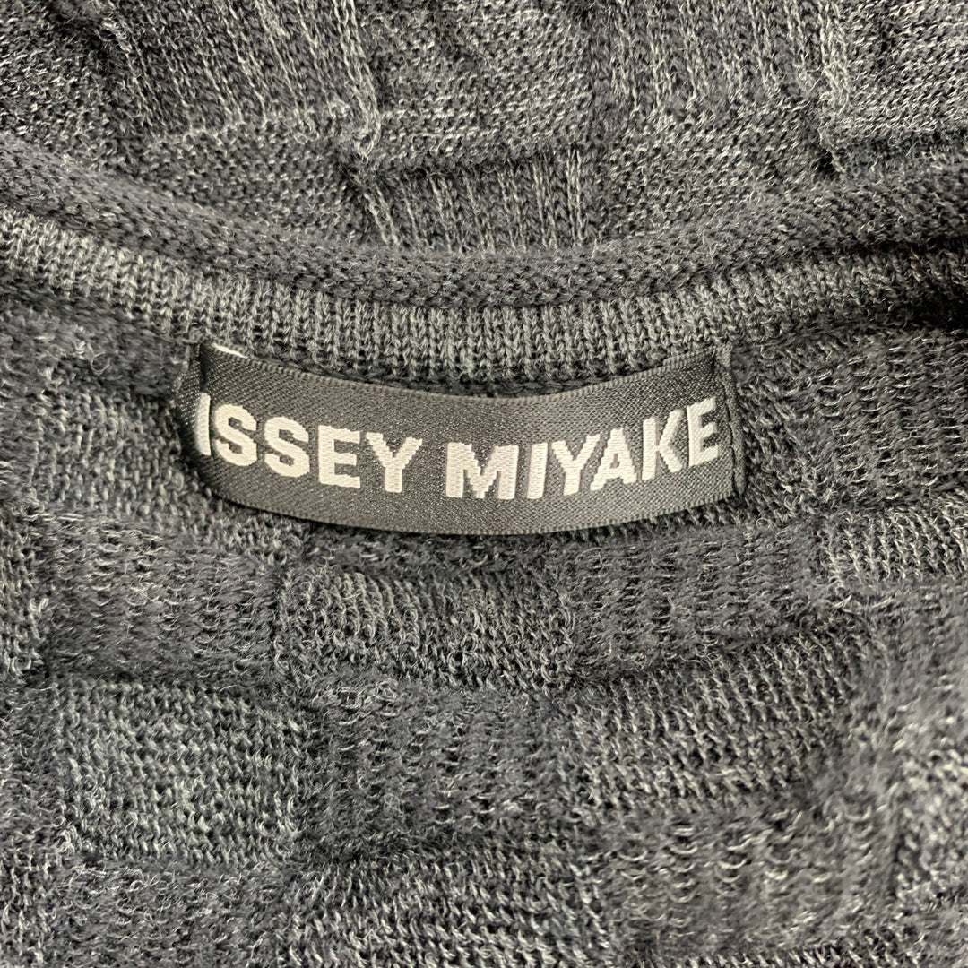 ISSEY MIYAKE Talla M/L Jersey con cuello redondo texturizado en color carbón