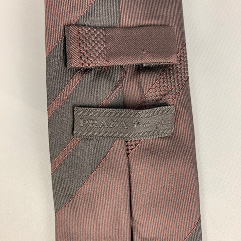 PRADA Corbata de seda con rayas diagonales en marrón y negro