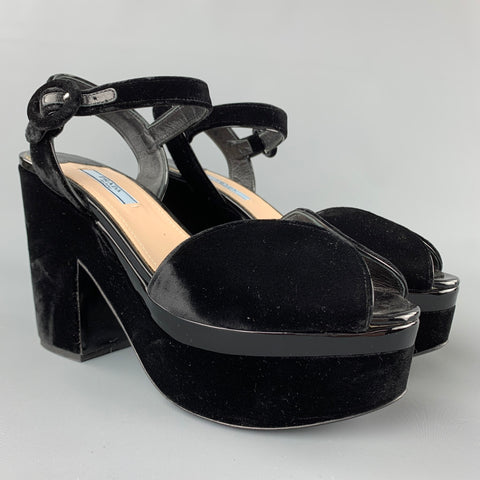 PRADA Talla 10 Sandalias de plataforma peep toe de charol de terciopelo negro