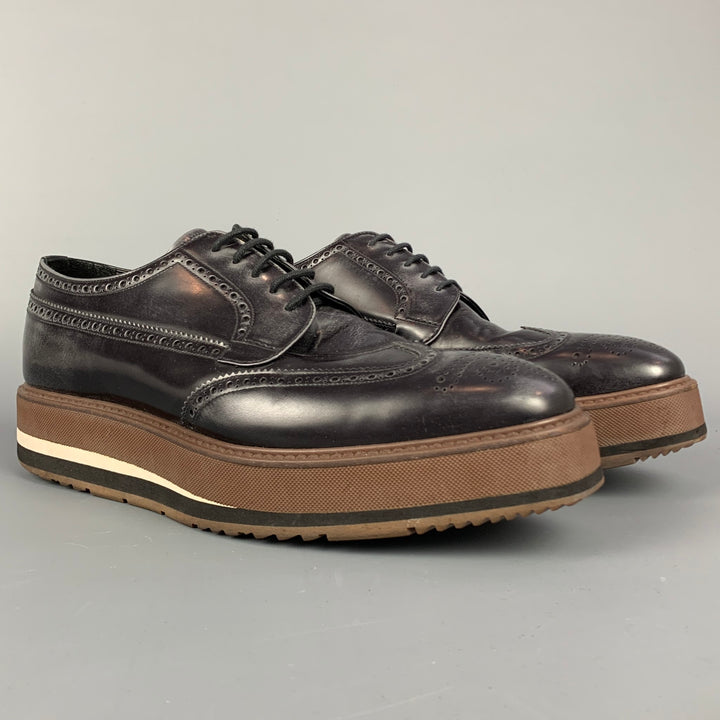 PRADA Talla 10.5 Zapatos con cordones y plataforma de cuero perforado en negro y marrón