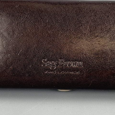SAGEBROWN Étui à lunettes en cuir marron foncé avec logo en relief
