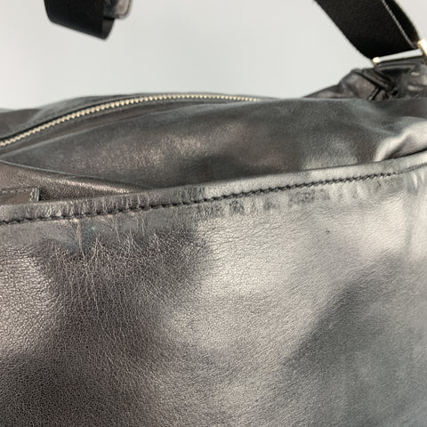 PRADA Sac messager à bandoulière en cuir noir avec logo émaillé