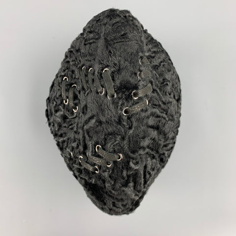 PRADA Taille M Bonnet cousu en fourrure d'agneau persan texturé noir