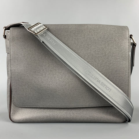 LOUIS VUITTON Sac messager Taiga Roma MM en cuir gris