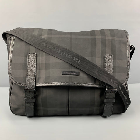BURBERRY Sac messager en nylon à carreaux noir et gris