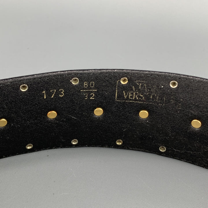 Vintage GIANNI VERSACE Tachonado Tamaño XS 80/32 Cinturón de cintura de cuero negro