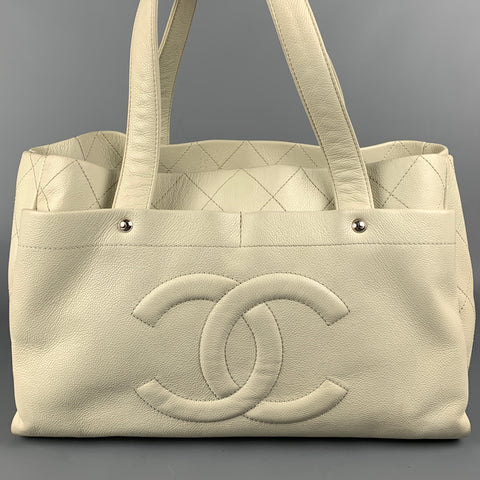 Bolso tote de cuero acolchado color marfil CHANEL