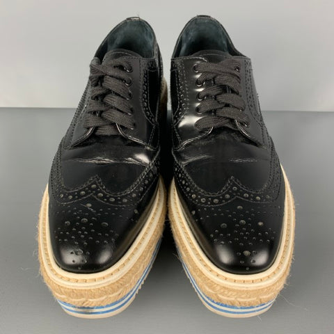 PRADA Talla 6.5 Zapatos con punta de ala perforada en negro, blanco y azul