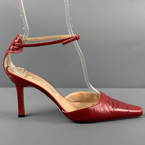 MANOLO BLAHNIK Talla 6.5 Zapatos de tacón con correa en el tobillo perforados de cuero rojo