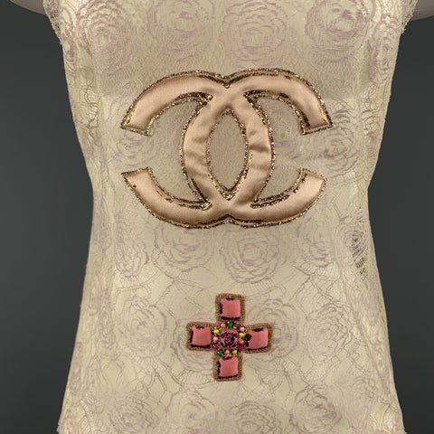 CHANEL Talla 10 Top de crucero 2004 con parche rosa y brillo de encaje beige CC