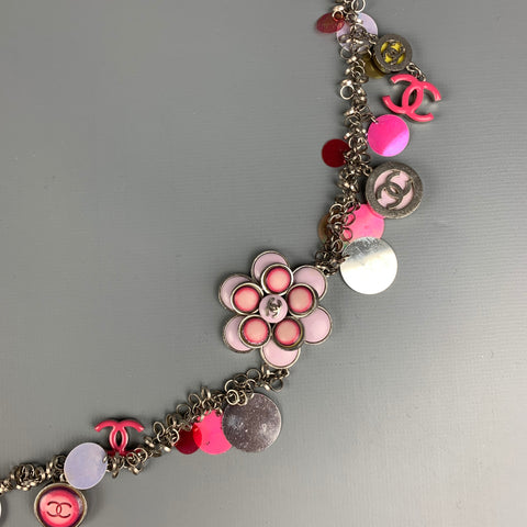 CHANEL S / S 2004 Collar CC con disco de flores de plástico esmaltado en rosa y plata