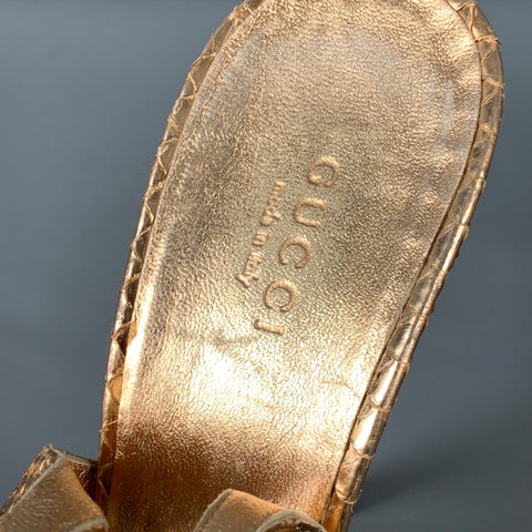 Sandalias de tacón con tira trasera de piel de serpiente dorada talla 7 GUCCI