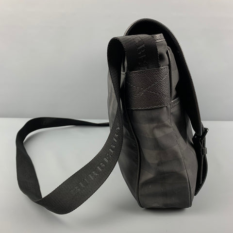 BURBERRY Sac messager en nylon à carreaux noir et gris