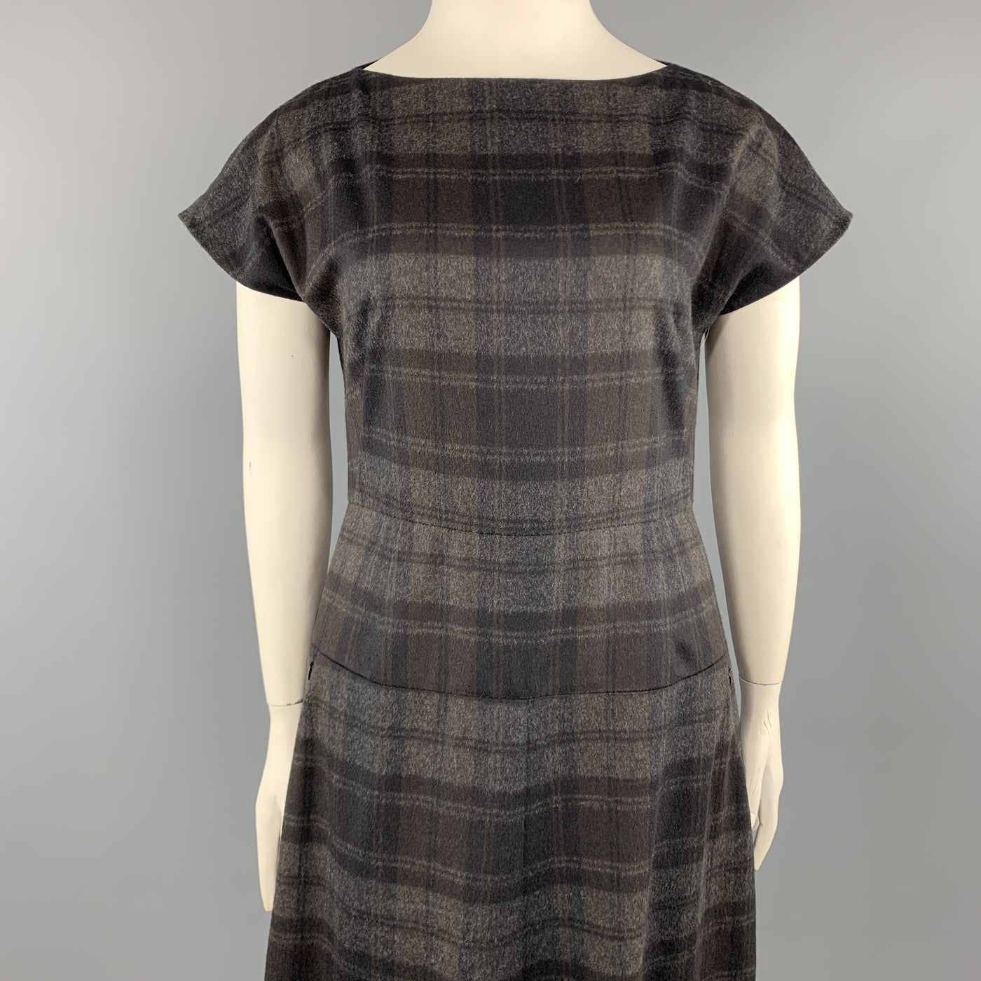 AKRIS Size 10 Grey Plaid Wool / Angora Cap Sleeve Shift Dress